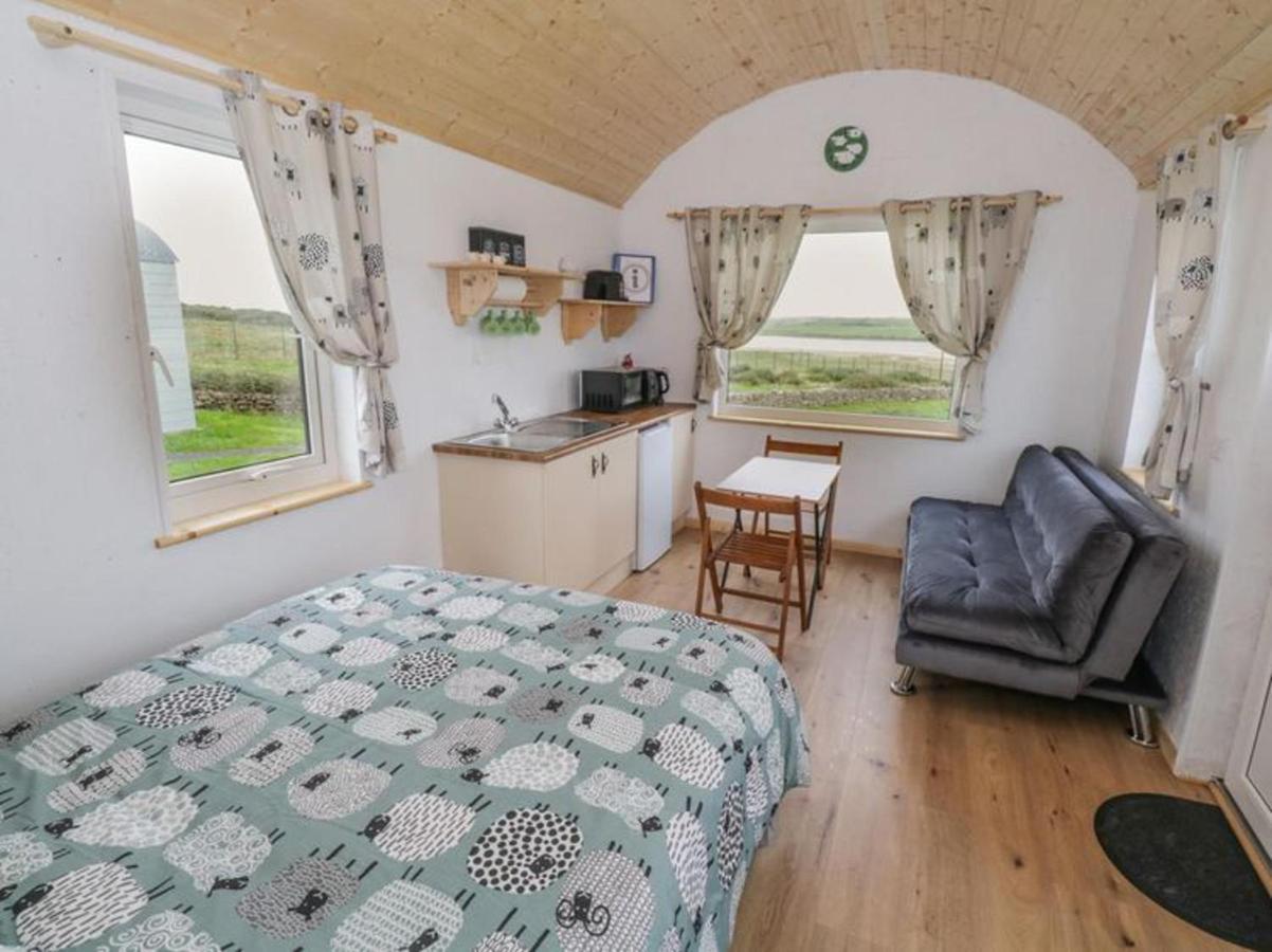 The Snuggly Sheep Shepherd Hut Farm Stay Ballyshannon Dış mekan fotoğraf